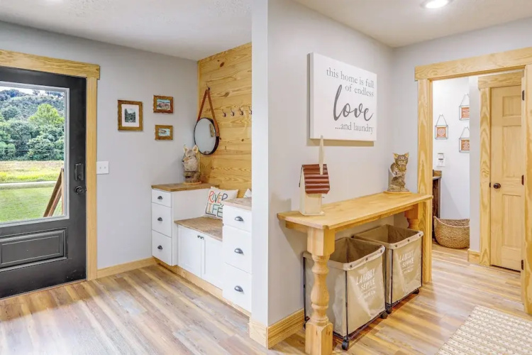 Relax on the River: Modern Mountain View Escape!