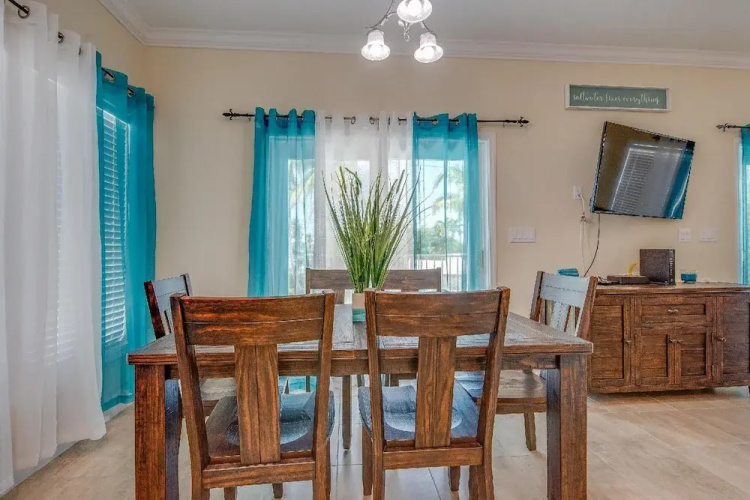 5 Beautiful 4 Bed 3 Bath Pool Home w Free Dock