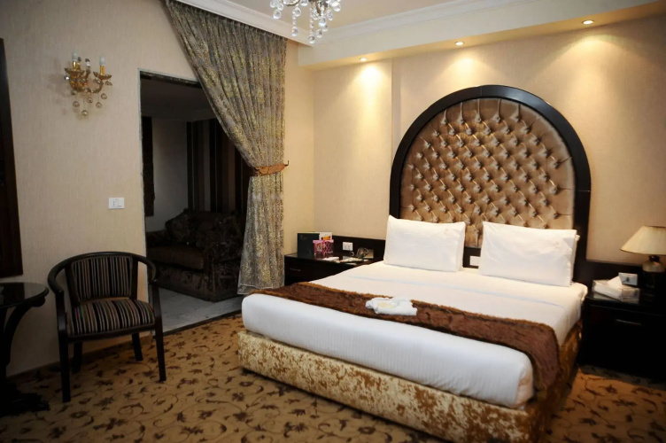 Queen's Suite Hotel