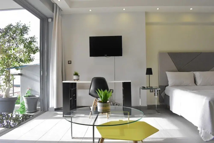 Stylish Boutique Loft With Private Balcony