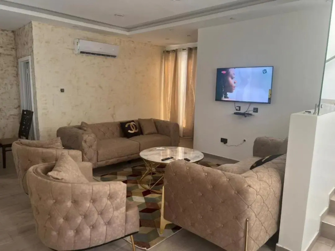 Executive 3 bedroom Apartment Space Available