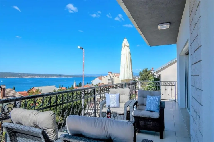 Apartment with sea view