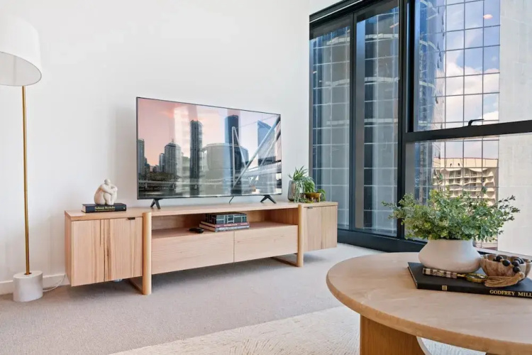 CBD High-rise 1-bed With Pool, Gym & Views