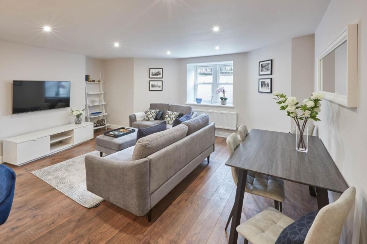 2 Bedrooms Apartment