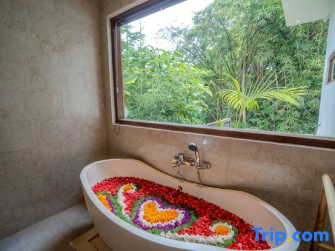 Krish Villa C - 1BR Private Pool & Lush Jungle View Ubud