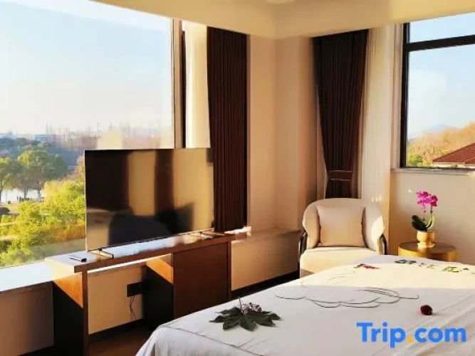 Deluxe Double Suite with lake view