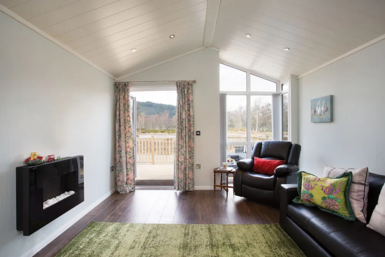 2-bed Cottage With Hot Tub at Loch Achilty, Nc500