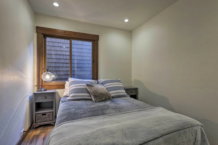 Walk to Ski Shuttle: Truckee Condo w/ Hot Tub