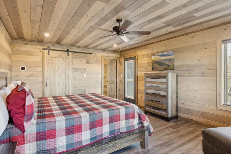 Treehouse Lodge 5 Bedroom Cabin by RedAwning