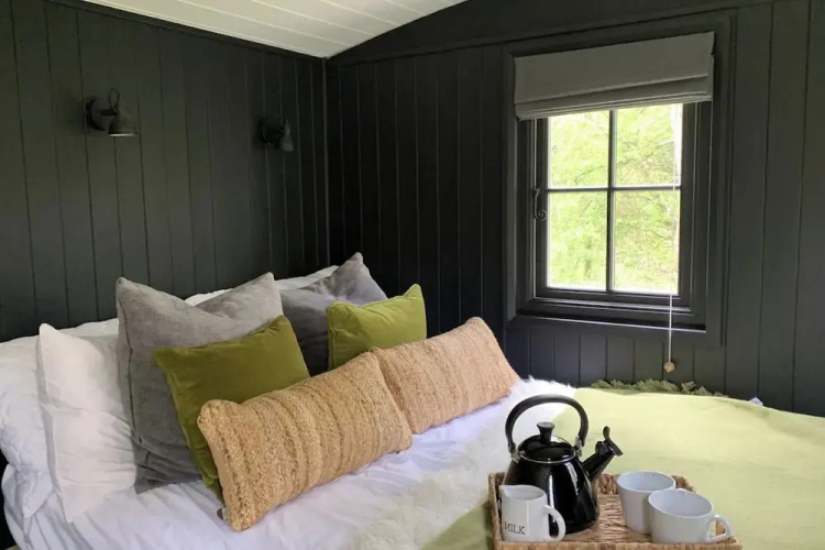 Shepherd's Hut - Sleeps 2 - Pet Friendly - Parking