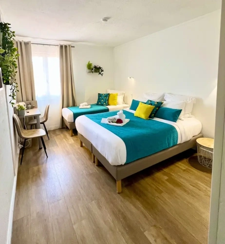 Standard Triple room with city view