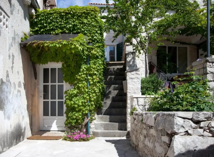 2 Bedrooms Cottage