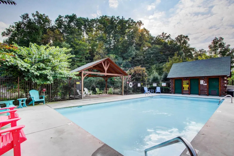 Rustic Sevierville Cabin w/ Covered Porch!