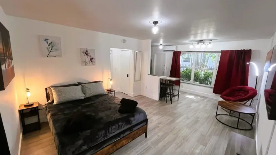 Upper East Side Renovated Studio Free Parking