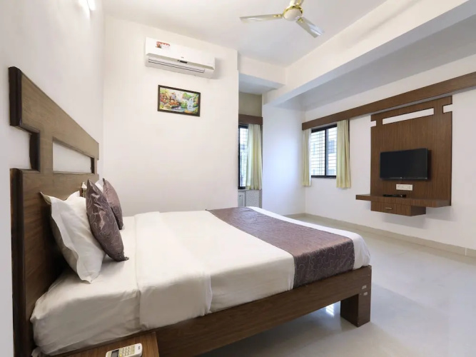 OYO 12810 Hotel Iris