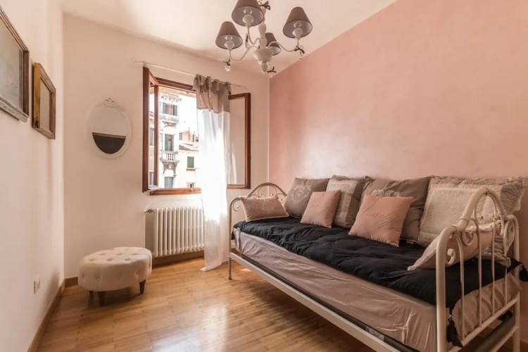4 Bedrooms Apartment