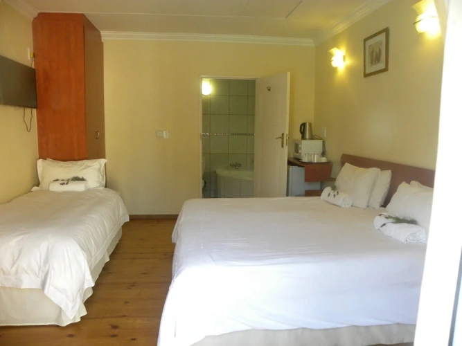 Standard Triple room