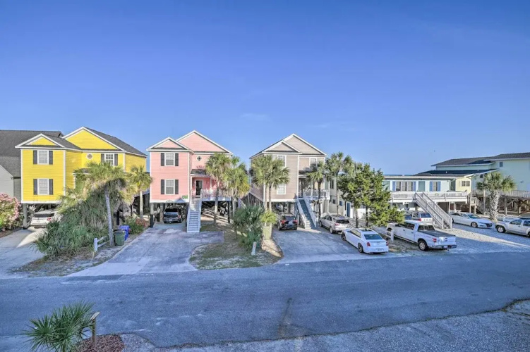Eclectic Condo w/ Balcony: 1 Block to Beach!