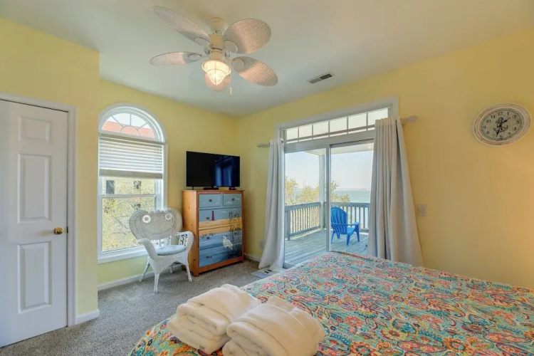 Waterfront Emerald Isle Home w/ Dock Access!