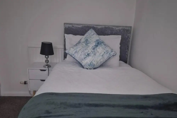2-bed - Sleeps 6 - Free Parking