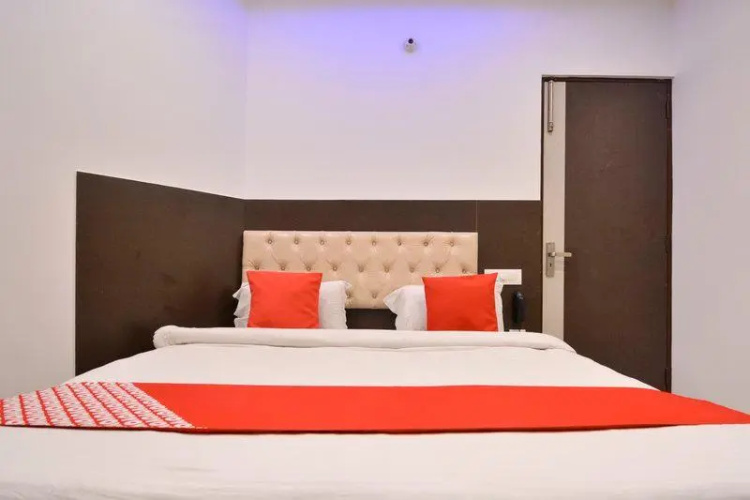 OYO 65425 Hotel Red Hut