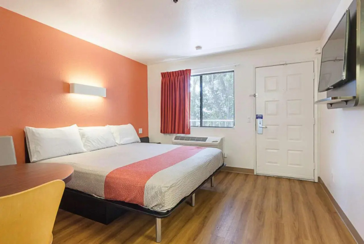 Motel 6 Shaw Ave & Hwy 99