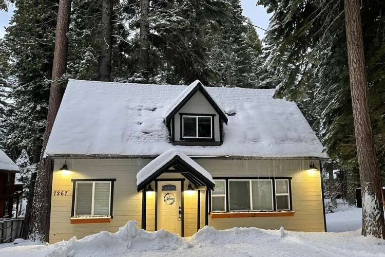 Sweet Pine Deck + Hot Tub, Cozy Modern Interior Close to Ski Resort!