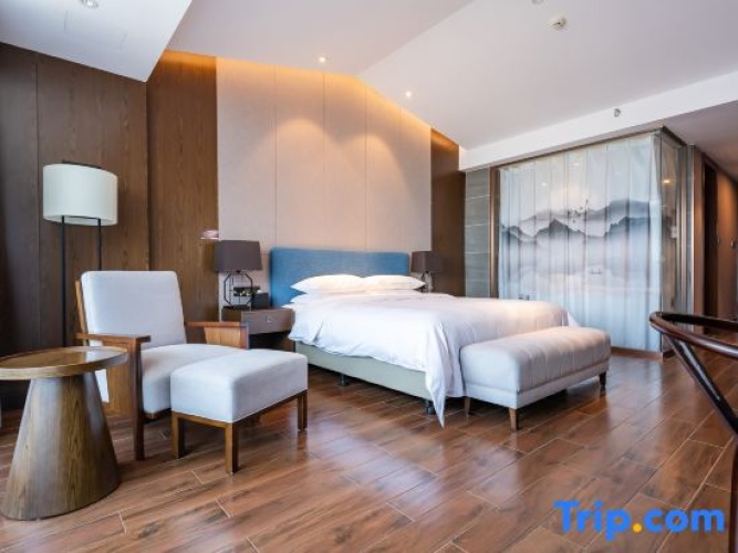 Suite with mountain view