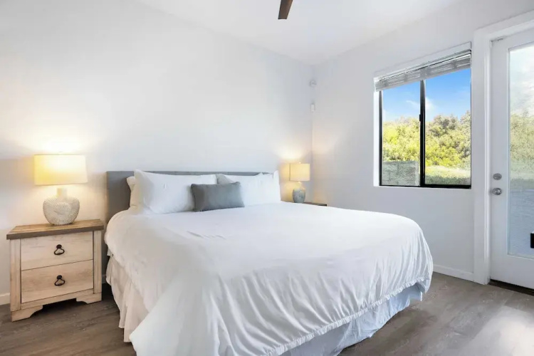 Oceanfront 2BR + Rooftop Deck, & Beach Access Strand Way B