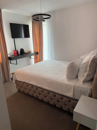 Standard Triple room with courtyard view