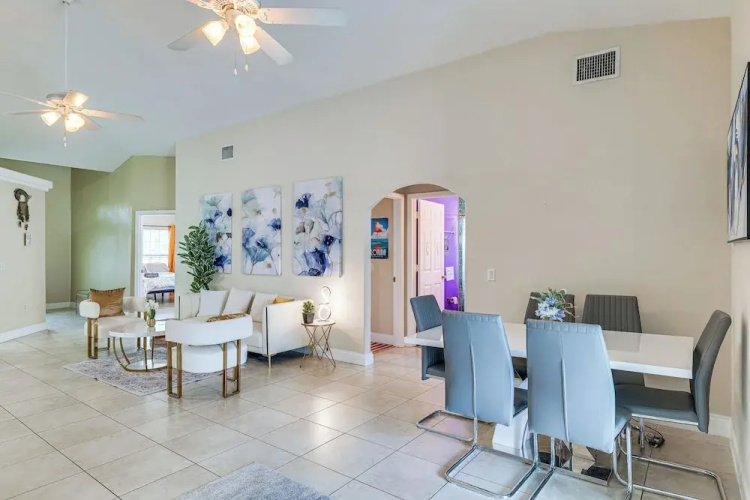 Pool Access, 7 Mi to Disney: Family Getaway!