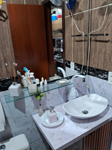 Quarto 02, cama Queen com banheiro compartilhado