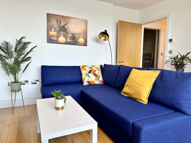 Condo Apartment With Workspace