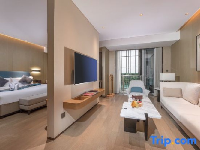Suite with lake view