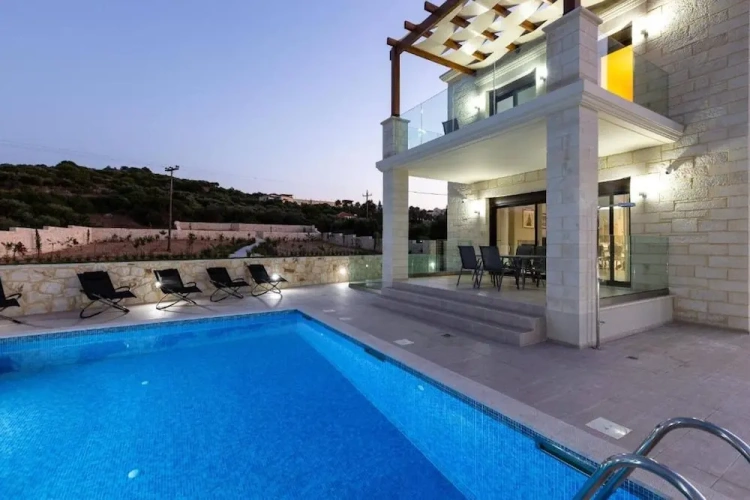 5 Bedrooms Villa with garden view