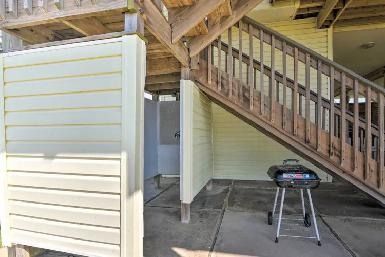 Beachfront Getaway w/ Deck & Views in Galveston