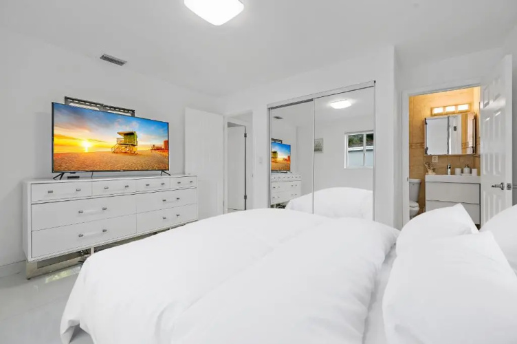 **Modern 3Bedroom W/ Stunning Backyard Area**