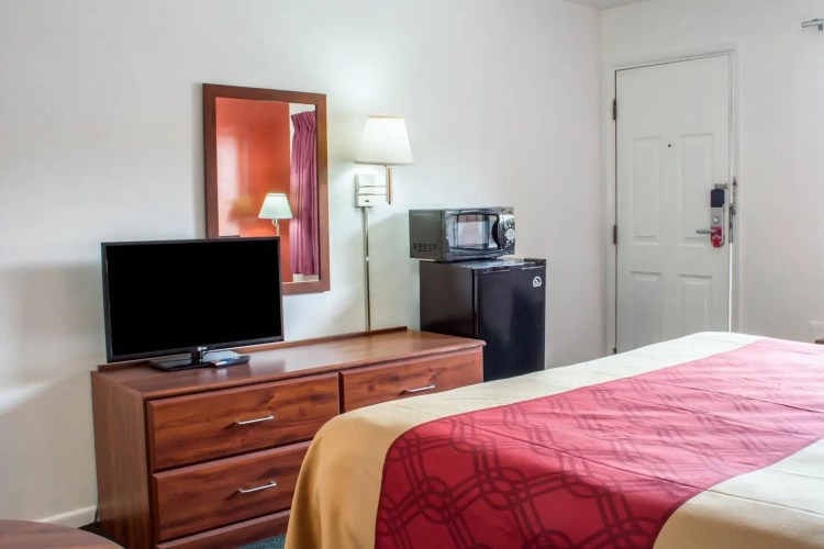 Econo Lodge University