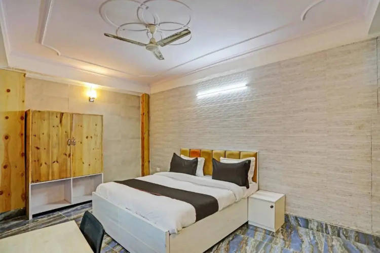 Umen Hotel Sector 66
