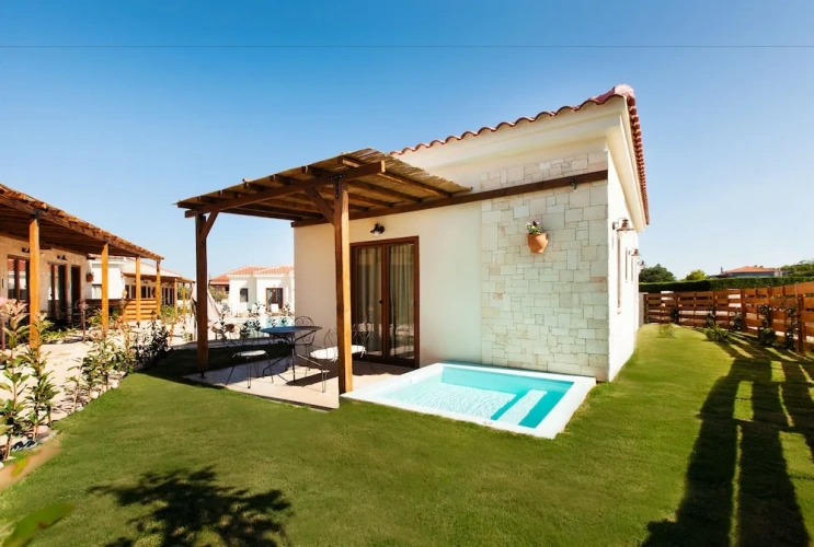 Deluxe Suite with pool view