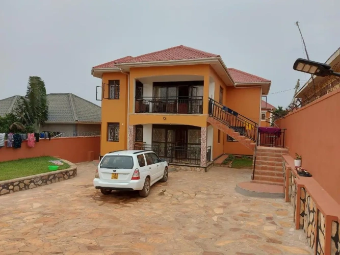 3 Bedrooms Apartment