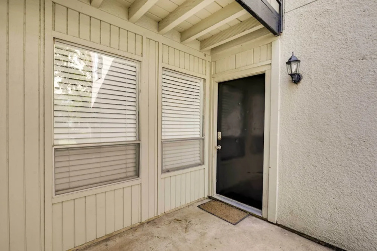 Contemporary Dallas Condo w/ Pool Access!