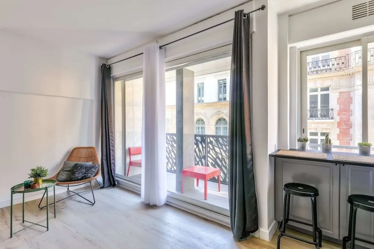 Charming 2 Room Apartment With Balcony - Paris 8ème - Image 2