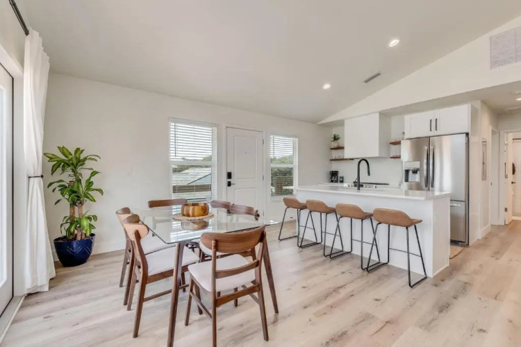 Bright, New Beach House -- 2 blocks to beach!