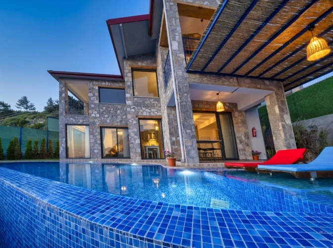 2 Bedrooms Villa