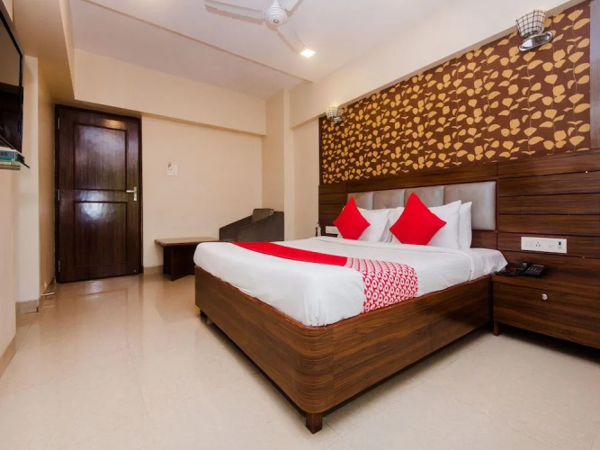 OYO 14376 Royal Park Residency
