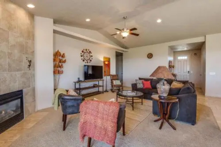 3BD/2B Sunset Views in the Desert