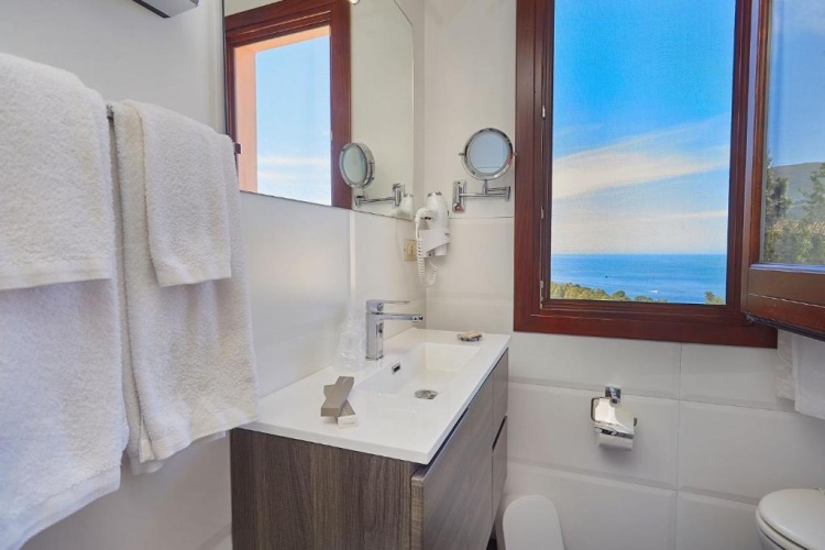 Standard Triple room with sea view