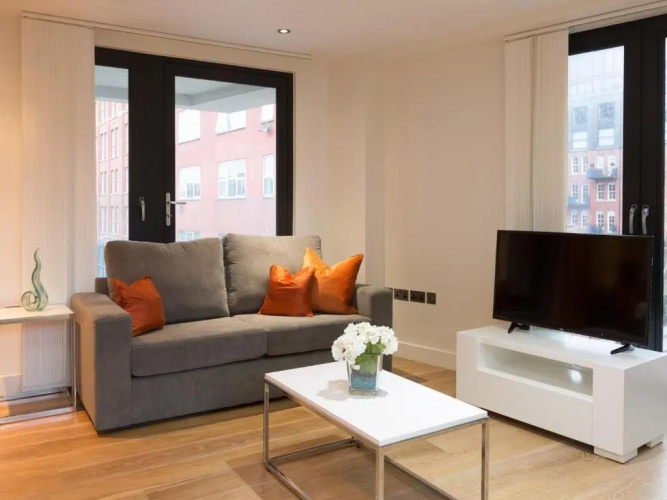 Central Tower Bridge Apartment