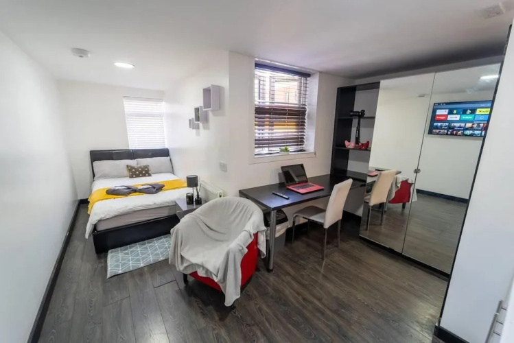 Modern Cosy Studio Available